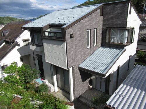 岐阜県岐阜市　セキスイハイムの住宅の金属屋根をアステックのスーパー遮熱サーモで塗装しました　